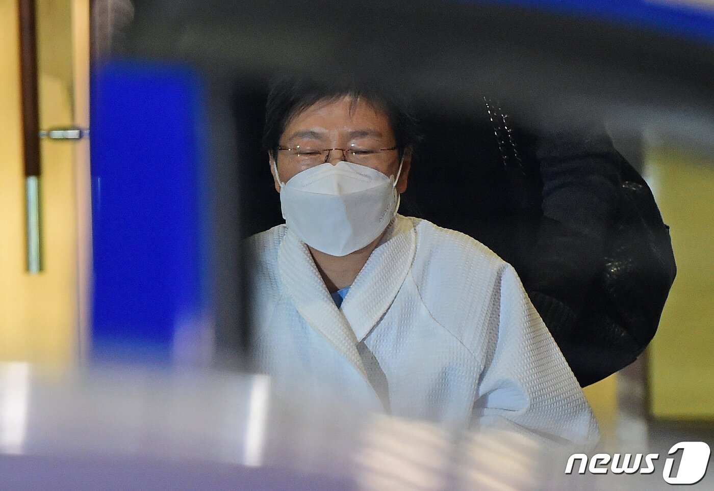 본문 이미지 - 신종 코로나 바이러스 감염증(코로나19) 확진자와 접촉한 박근혜 전 대통령이 지난 1월9일 오후 서울 서초구 서울성모병원에서 격리를 마친 후 나서고 있다. 2021.2.9/뉴스1 ⓒ News1 이재명 기자