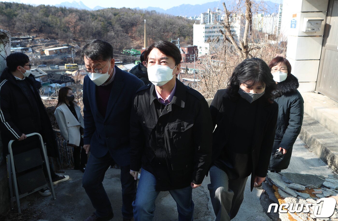 본문 이미지 - 안철수 국민의당 서울시장 예비후보가 9일 오후 서울 노원구 중계동 백사마을 재개발 현장을 둘러보고 있다. 2021.2.9/뉴스1 ⓒ News1 국회사진취재단