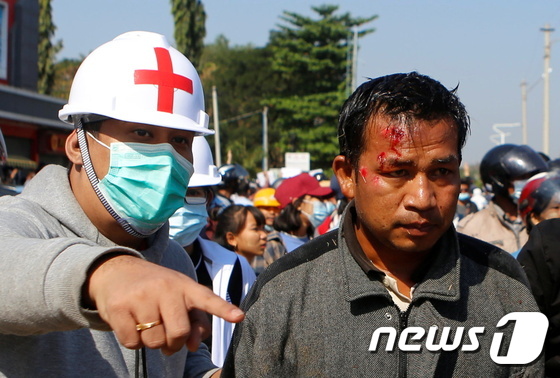 미얀마 경찰, 내피도 반군 시위대에 고무 탄 발사