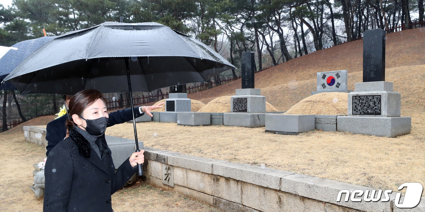 (서울=뉴스1) 박세연 기자 = 나경원 국민의힘 서울시장 예비후보가 1일 오전 서울 용산구 효창공원 삼의사 묘역을 찾아 참배하고 있다. 2021.3.1/뉴스1