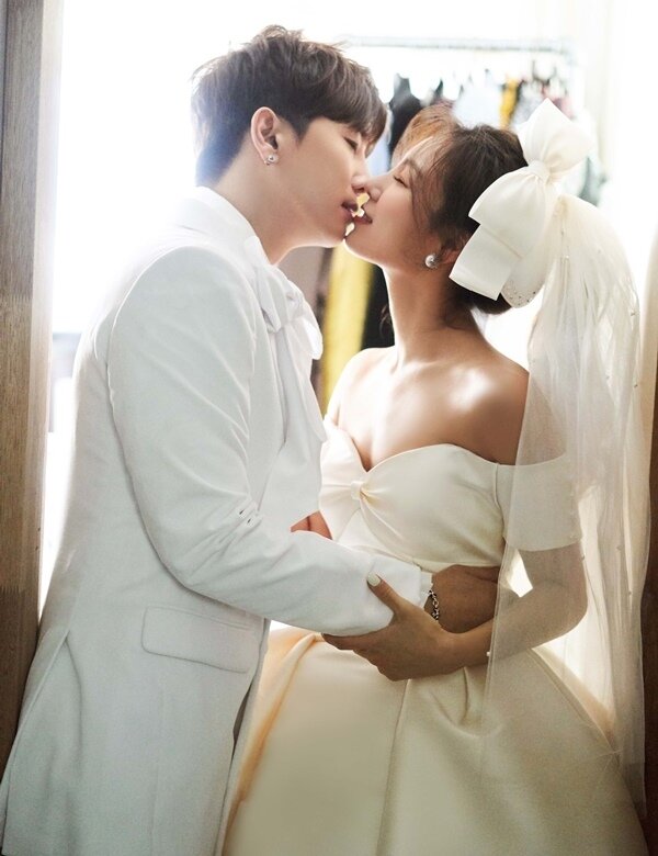 본문 이미지 - 가비엔제이 제니/ 사진 해피메리드컴펌퍼니, 웨딩디렉터봉드, 써드마인드, 아뜰리에로자, 3스토리, 와일드디아웨딩, 스플렌디노 , 정부자스타일리스트, 정민경스타일리스트, 규중칠우, 스튜디오원, 길옴므, 서은길디자이너 ⓒ 뉴스1