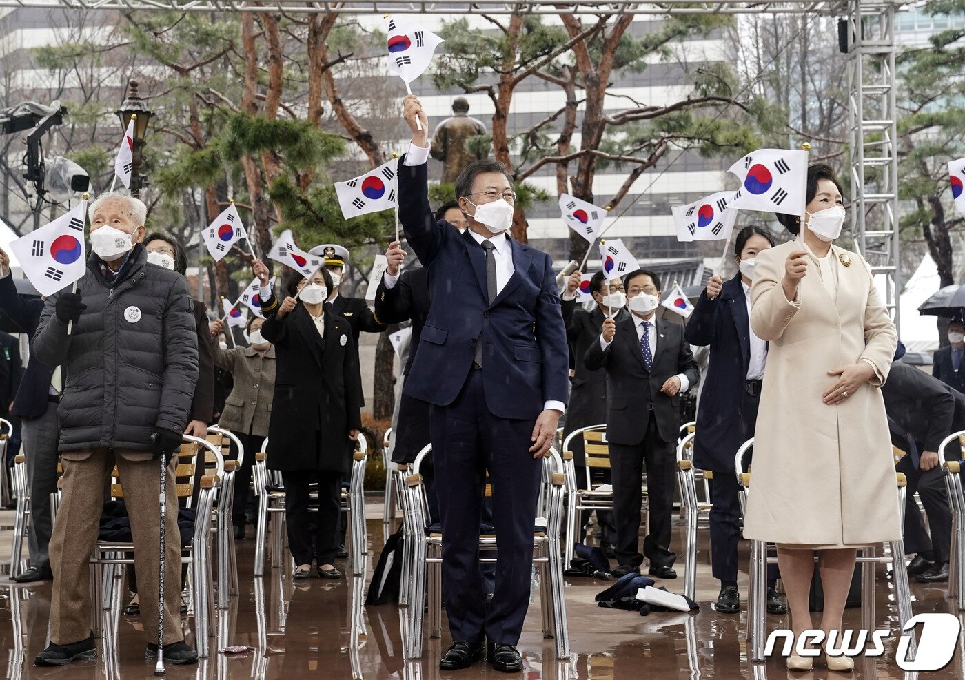 본문 이미지 - 문재인 대통령과 김정숙 여사가 1일 오전 서울 종로구 탑골공원에서 열린 제102주년 3.1절 기념식에서 참석자들과 함께 만세삼창 후 태극기를 흔들고 있다. 2021.3.1/뉴스1 ⓒ News1 이광호 기자