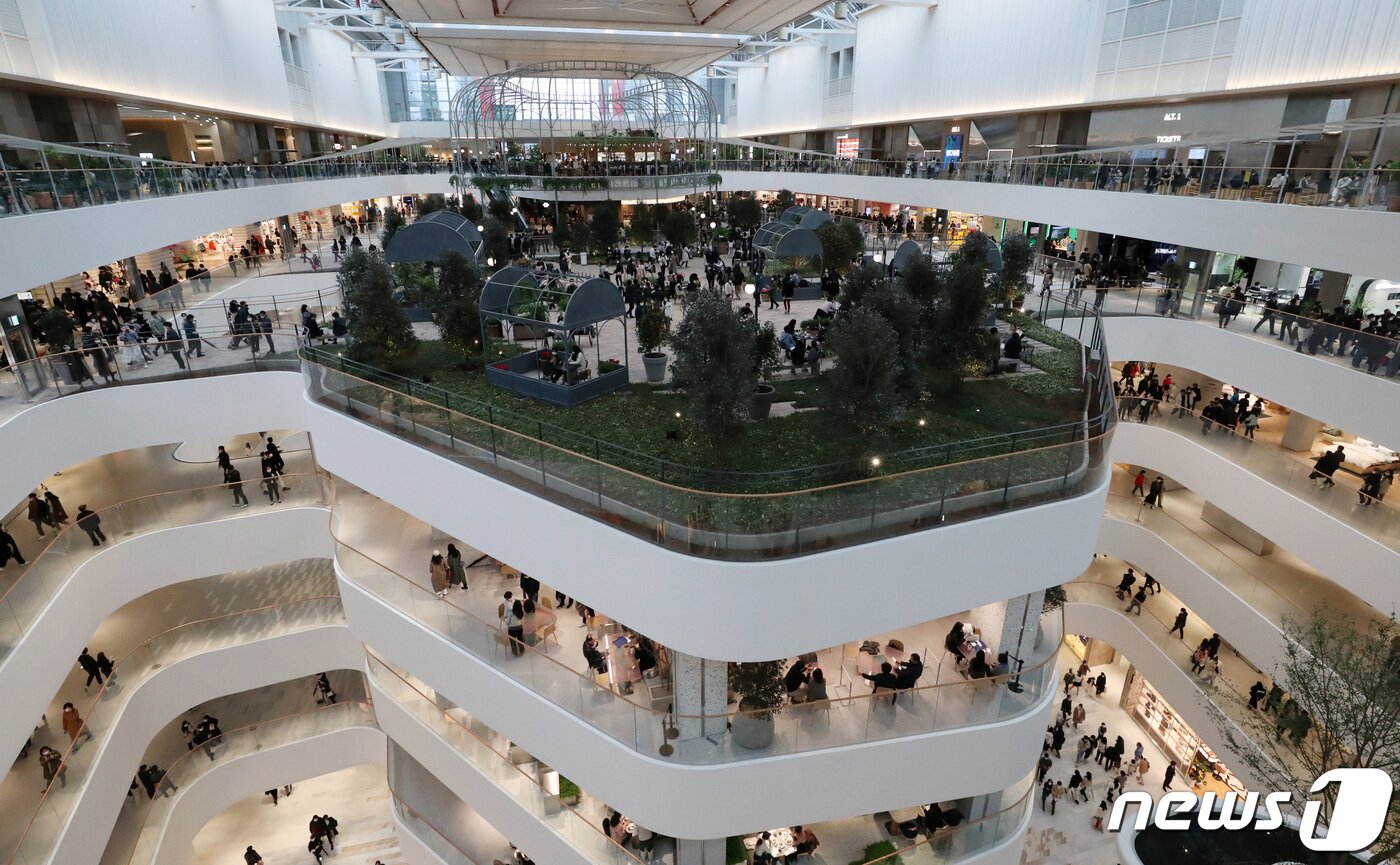 본문 이미지 - 서울 여의도 백화점 '더현대 서울'. (기사 내용과 관련없음) /뉴스1 DB ⓒ News1 박세연 기자