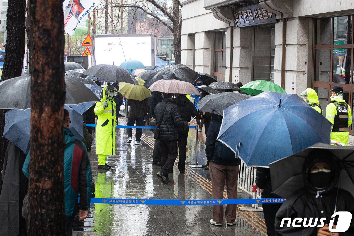 본문 이미지 - 태극기혁명국민운동본부 등 보수단체 회원들이 삼일절인 1일 서울 중구 을지로입구 일대에서 국민총궐기 3.1절 국민대회를 하고 있다. 2021.3.1/뉴스1 ⓒ News1 유승관 기자