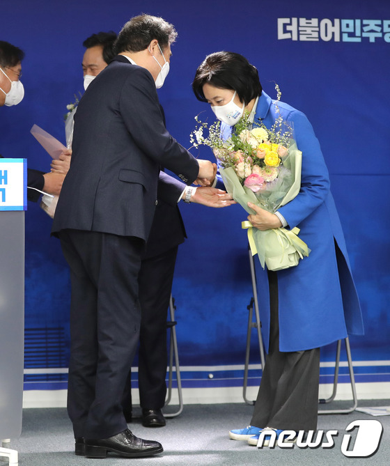 이낙연 대표에게 꽃다발 받는 박영선