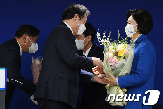 이낙연 대표에게 축하 꽃다발 받는 박영선