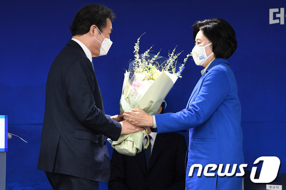 이낙연 대표에게 꽃다발 받는 박영선 후보