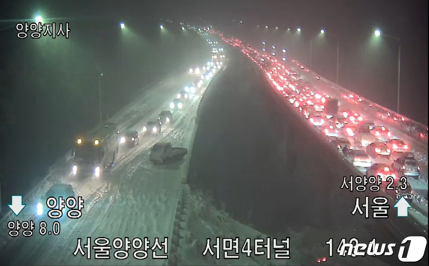 본문 이미지 - 삼일절 연휴 마지막 날인 1일 미시령에 기습폭설이 내리는 등 많은 눈이 내리면서 동해고속도로 일부 구간의 차량통행이 전면 통제됐다. 전면통제 조치가 내려지면서 해당 구간에는 귀경 차량 수백대가 고립됐다. 한국도로공사 강원지역본부에 따르면 1일 오후 4시40분쯤 동해고속도로 속초IC와 북양양IC 구간 진입이 폭설 여파로 1차 통제됐다. 이어 오후 5시50분에는 이들 구간에 대한 전면통제 조치가 내려졌다. 1일 오후 서울 양양선 서면 4터널 부근에 차량들이 정체돼 있다. (한국도로공사 CCTV 캡쳐) 2021.3.1/뉴스1