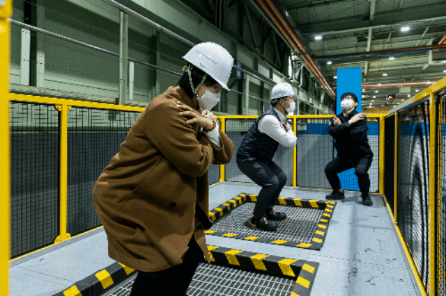 본문 이미지 - 지난 9일 TK엘리베이터 천안캠퍼스를 방문한 뉴스1 기자(오른쪽)가 고소추락 체험을 하고 있다. ⓒ 뉴스1