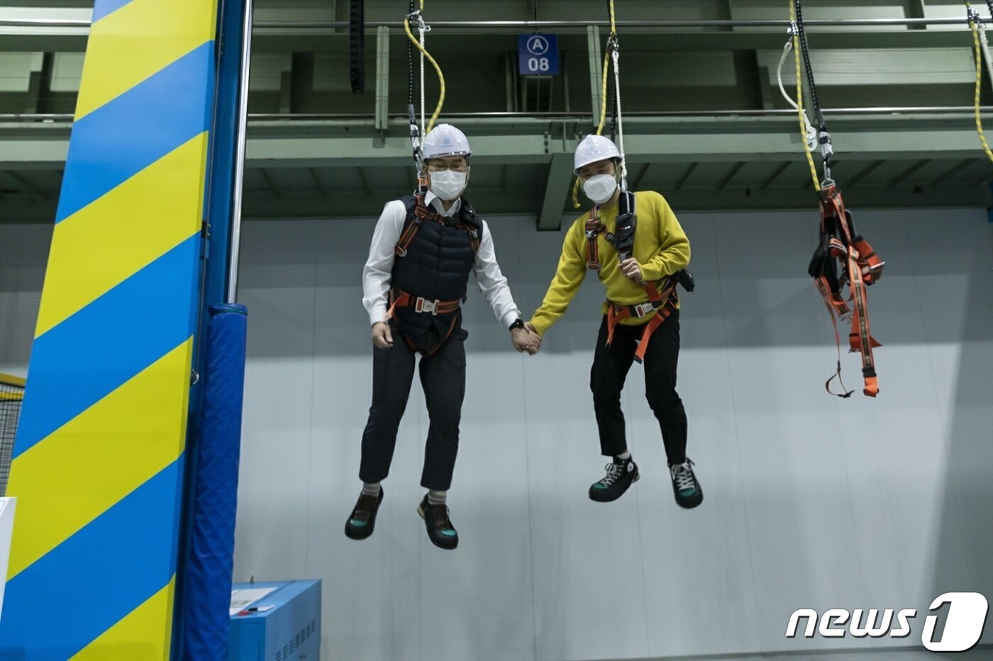 본문 이미지 - 지난 9일 TK엘리베이터 천안캠퍼스를 방문한 뉴스1 기자(왼쪽)가 안전벨트 체험을 하고 있다. ⓒ 뉴스1