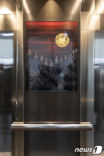 본문 이미지 - TK엘리베이터가 출시한 자개 장식 엘리베이터ⓒ 뉴스1
