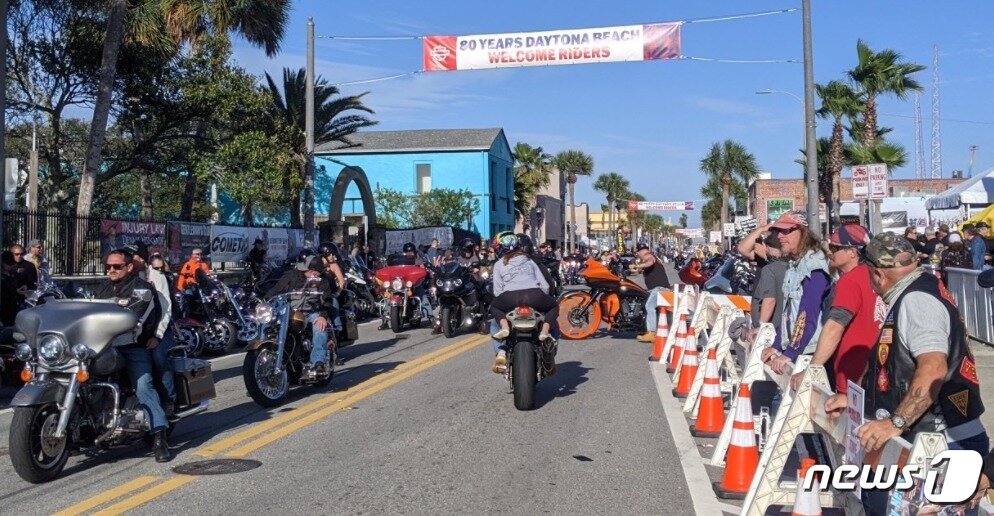 본문 이미지 - 지난 5일부터 10일간 미국 플로리다에서 열리는 데이토나 해변 오토바이 축제.(트위터갈무리)ⓒ 뉴스1