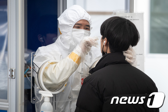 서울 최소 141 명 확인 … 아동 시설, 교회, 병원 등에서 감염 지속