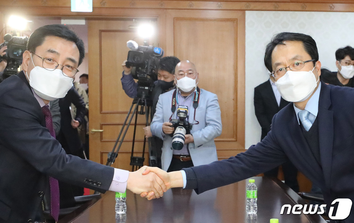 (서울=뉴스1) 박정호 기자 = 최승렬 경찰청 국가수사본부 내 정부합동수사본부 수사국장(왼쪽)과 이종근 대검찰청 형사부장이 11일 오전 서울 종로구 정부서울청사에서 열린 한국토지주 …