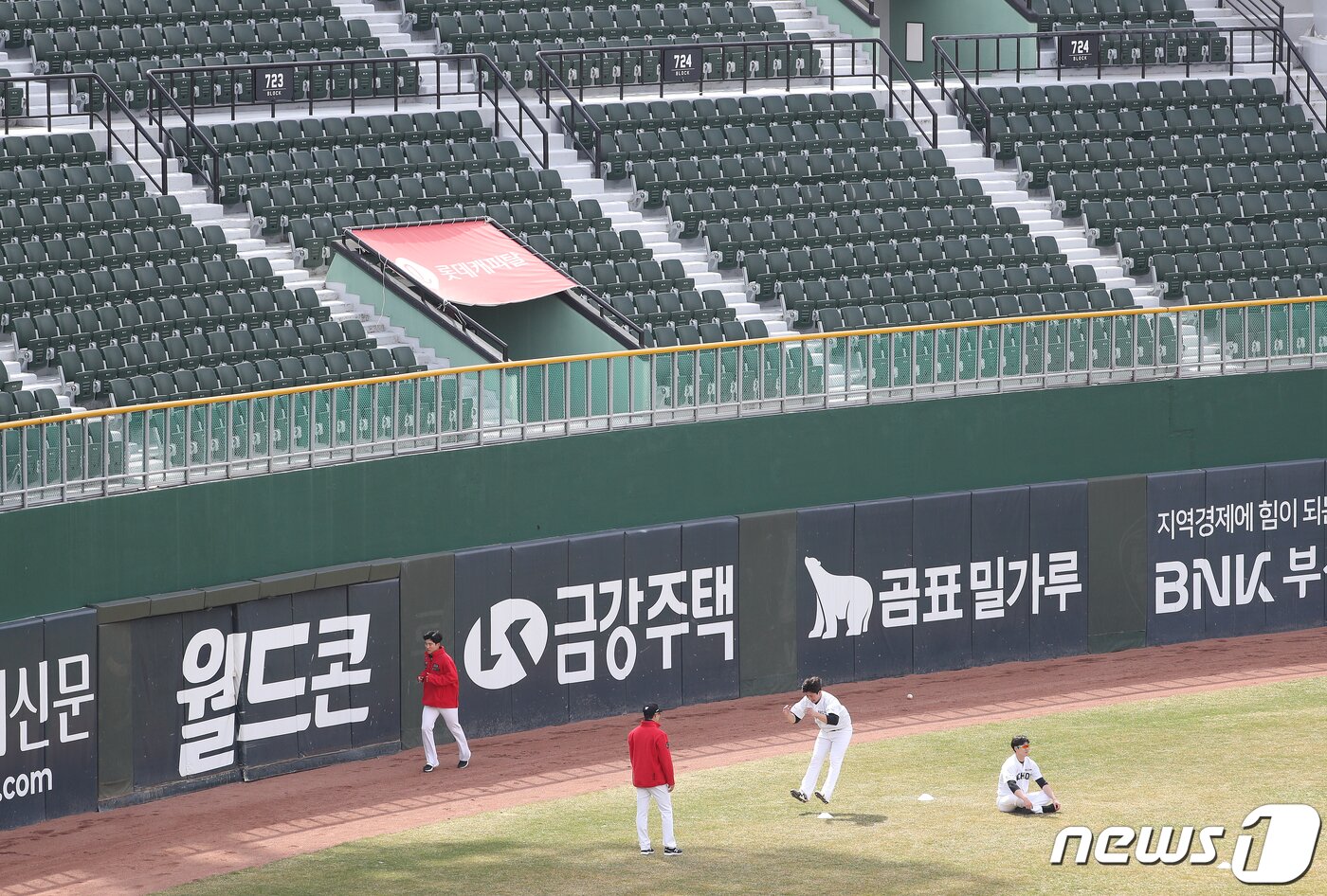 Body Image -SSG Randers athletes are training before the practice of SSG Randers and Lotte Giants at the Sajik Stadium in Busan on the 11th. 2021.3.11/News1 ⓒ News1 Reporter Kim Jin -hwan