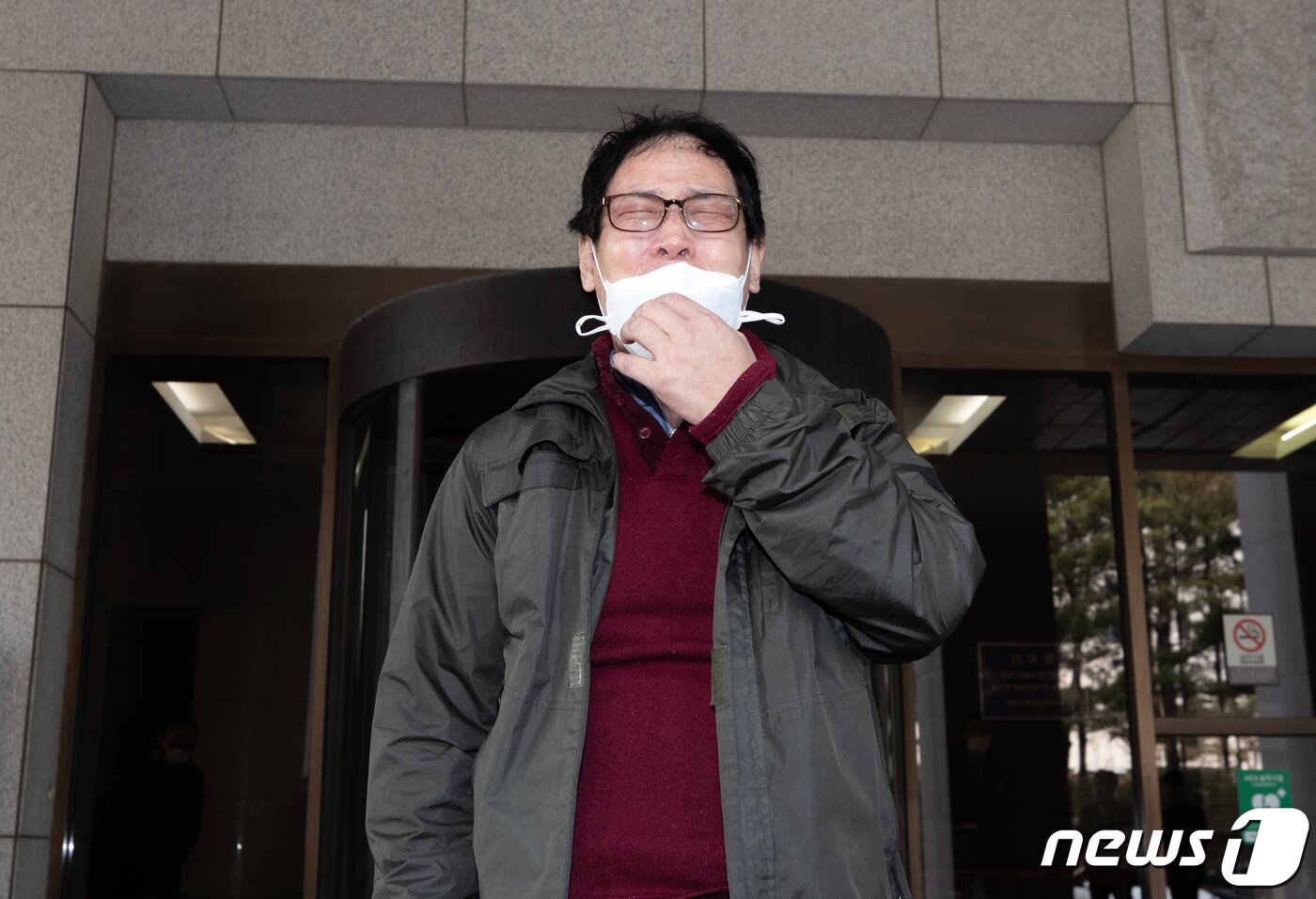 본문 이미지 - 부산 형제복지원 피해자들이 지난해 3월11일 오전 서울 서초구 대법원에서 고 박인근 전 형제복지원 원장에 대한 비상상고가 기각되자 눈물을 흘리고 있다.  2021.3.11/뉴스1 ⓒ News1 이재명 기자