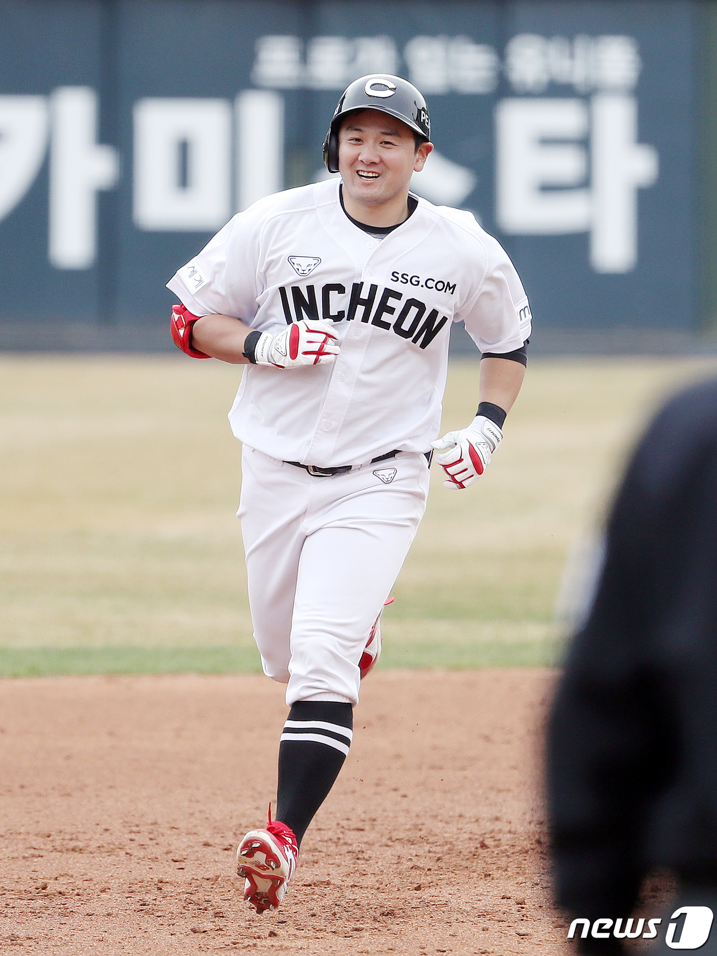 (부산=뉴스1) 김진환 기자 = SSG랜더스 최주환이 11일 오후 부산 사직구장에서 열린 SSG랜더스와의 연습경기에서 3회초 2사 1,2루 역전 스리런 홈런을 친 후 그라운드를 돌 …