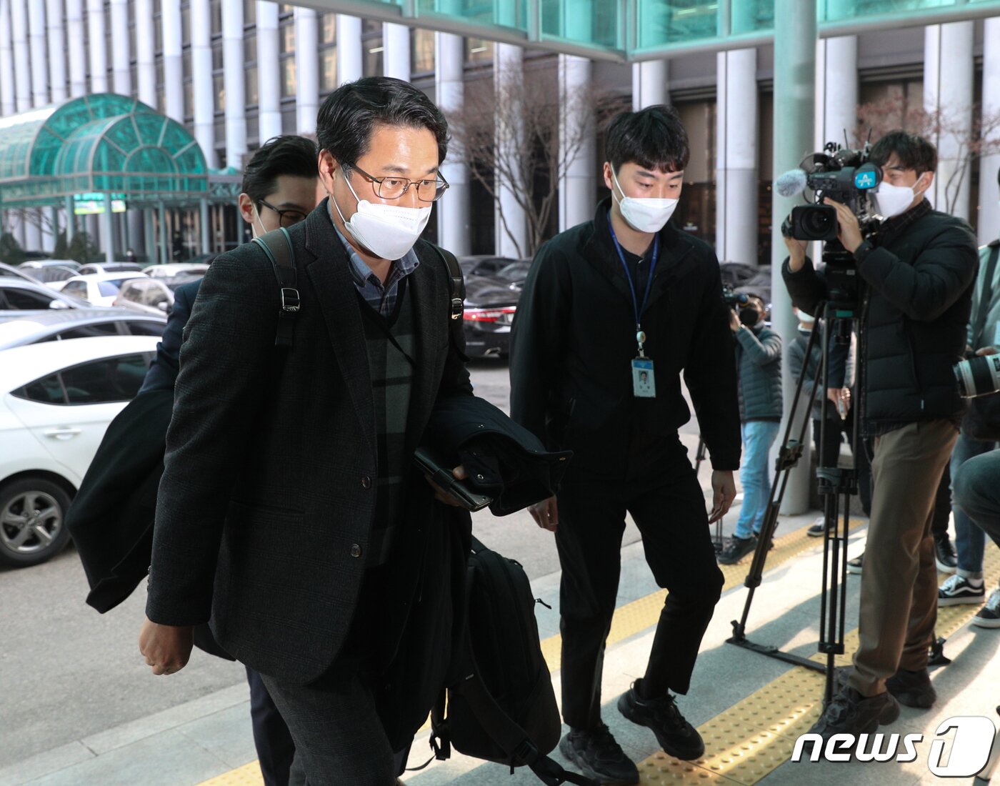 본문 이미지 - 국토교통부 관계자들이 11일 오후 한국토지주택공사(LH) 투기 의혹 관련자들의 수사 의뢰를 하기 위해 서울 서대문구 경찰청 국가수사본부를 방문하고 있다. 2021.3.11/뉴스1 ⓒ News1 신웅수 기자