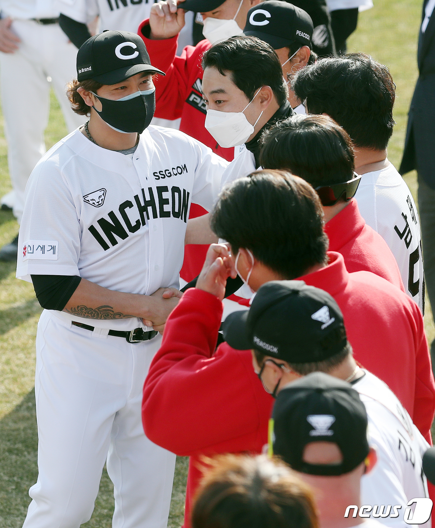 (부산=뉴스1) 김진환 기자 = 자가격리를 마친 SSG랜더스 추신수가 11일 오후 부산 사직야구장에서 열린 롯데자이언츠와 SSG랜더스의 연습 경기가 끝난 후 팀 상견례에서 선수들에 …
