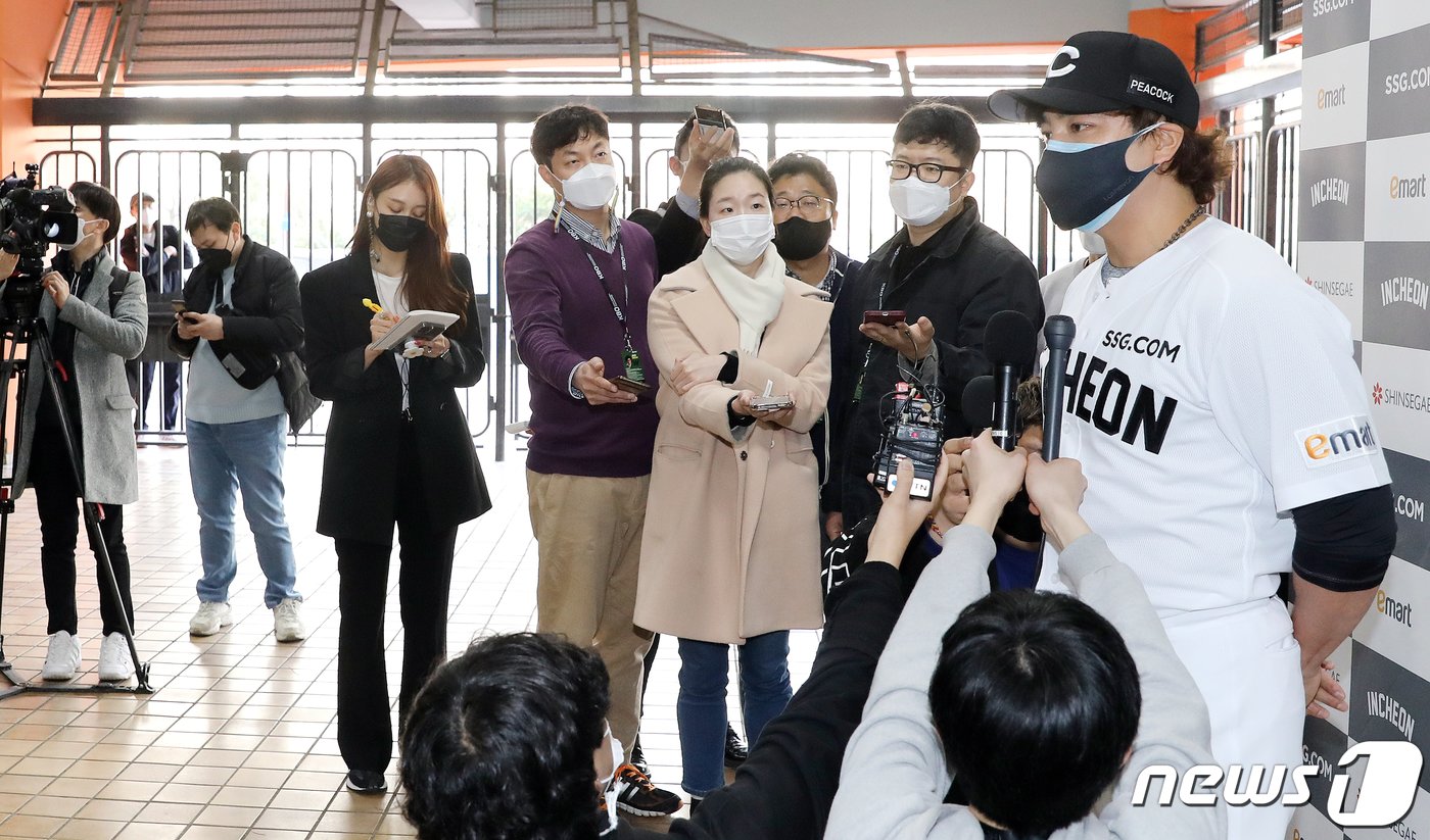 본문 이미지 - 자가격리를 마친 SSG랜더스 추신수가 11일 오후 부산 사직야구장에서 열린 롯데자이언츠와 SSG랜더스의 연습 경기가 끝난 후 기자회견에서 취재진 질문에 답변하고 있다. 2021.3.11/뉴스1 ⓒ News1 김진환 기자