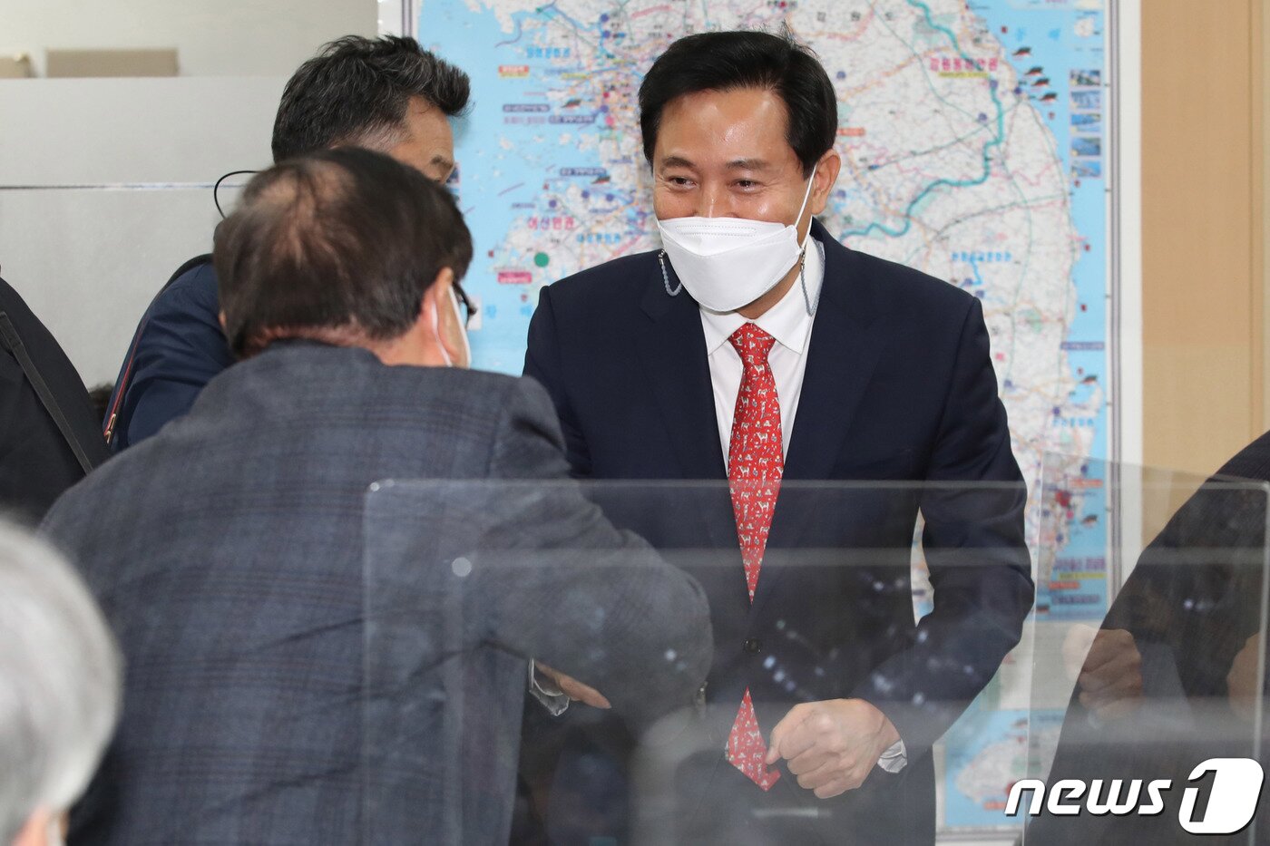 본문 이미지 - 오세훈 국민의힘 서울시장 후보가 11일 오후 서울 마포구 현대빌딩에서 열린 마포포럼에서 참석자들과 인사를 하고 있다. 2021.3.11/뉴스1 ⓒ News1 국회사진취재단
