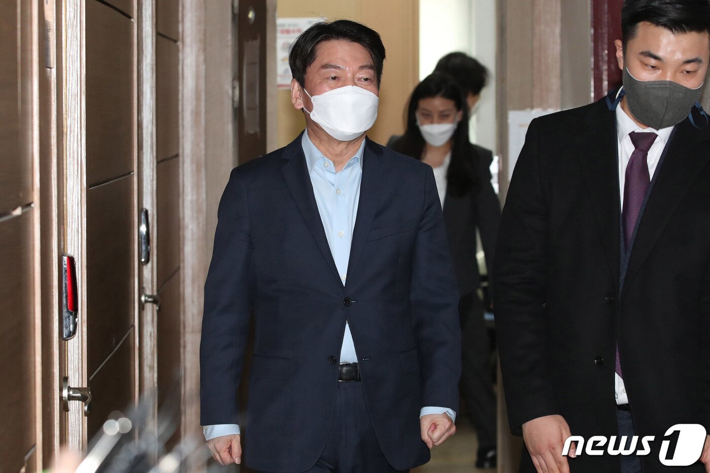본문 이미지 - 안철수 국민의당 서울시장 후보가 11일 오후 서울 마포구 현대빌딩에서 열린 마포포럼 참석을 마친 후 나서고 있다. 2021.3.11/뉴스1 ⓒ News1 국회사진취재단