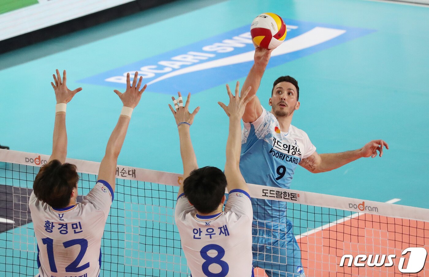 본문 이미지 - 11일 대전 충무체육관에서 열린 도드람 V리그 우리카드와 삼성화재 경기에서 우리카드 알렉스가 공격하고 있다. 2021.3.11/뉴스1 ⓒ News1 김기태 기자