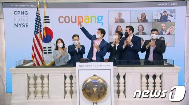 본문 이미지 - 2021년 4월 11일&#40;현지시간&#41; 미국 뉴욕증권거래소에서 열린 쿠팡 상장기념식에서 김범석 쿠팡 이사회 의장&#40;사진 왼쪽에서 세번째&#41;을 비롯해 쿠팡 관계자들이 축하 세리머니를 하고 있다. &#40;쿠팡 제공&#41; 2021.3.12/뉴스1