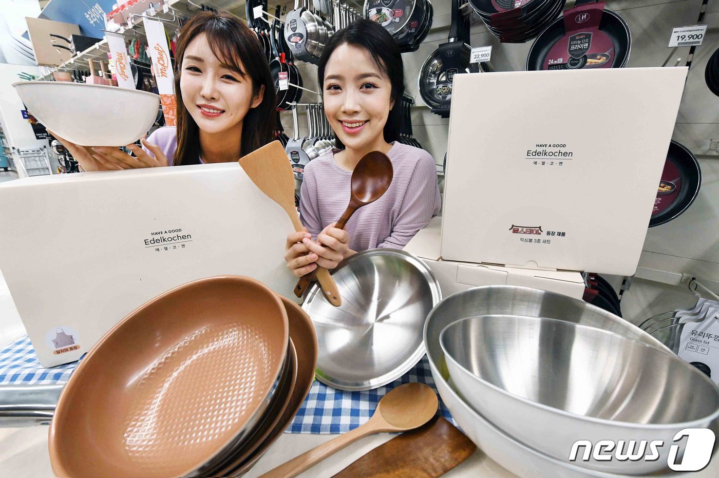 (서울=뉴스1) = 12일 인천시 서구 홈플러스 인천 청라점에서 모델들이 에델코첸 주방기구를 선보이고 있다.홈플러스는 예능프로그램을 통해 유명해진 에델코첸 주방기구를 판매한다.통3 …