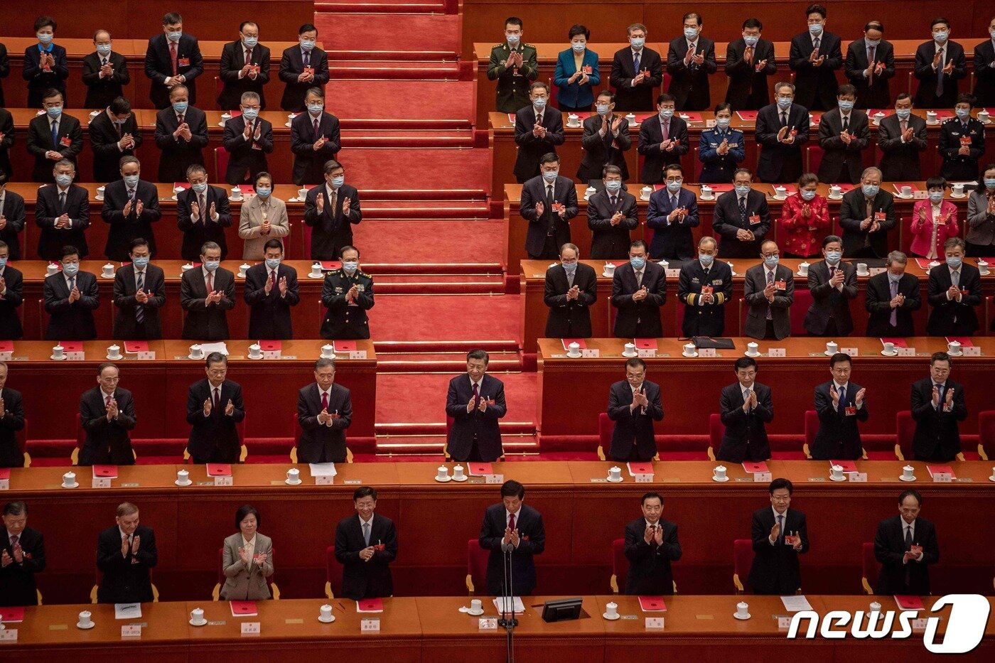 본문 이미지 - 시진핑 중국 국가주석이 지난 3월 베이징 인민대회당에서 열린 전국인민대표대회(전인대) 폐막식서 대의원들과 국가를 부른 뒤 박수 치는 모습. ⓒ AFP=뉴스1 ⓒ News1 우동명 기자