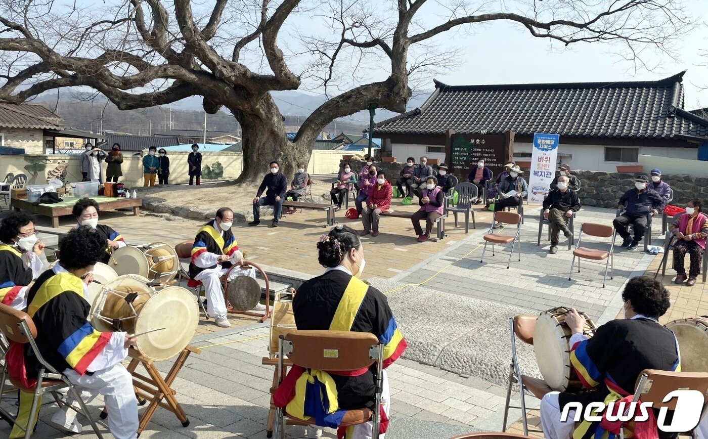 본문 이미지 - 증평군 노인복지관이 운영한 문화배달서비스 '바퀴달린 복지관'.(증평군 제공)ⓒ 뉴스1