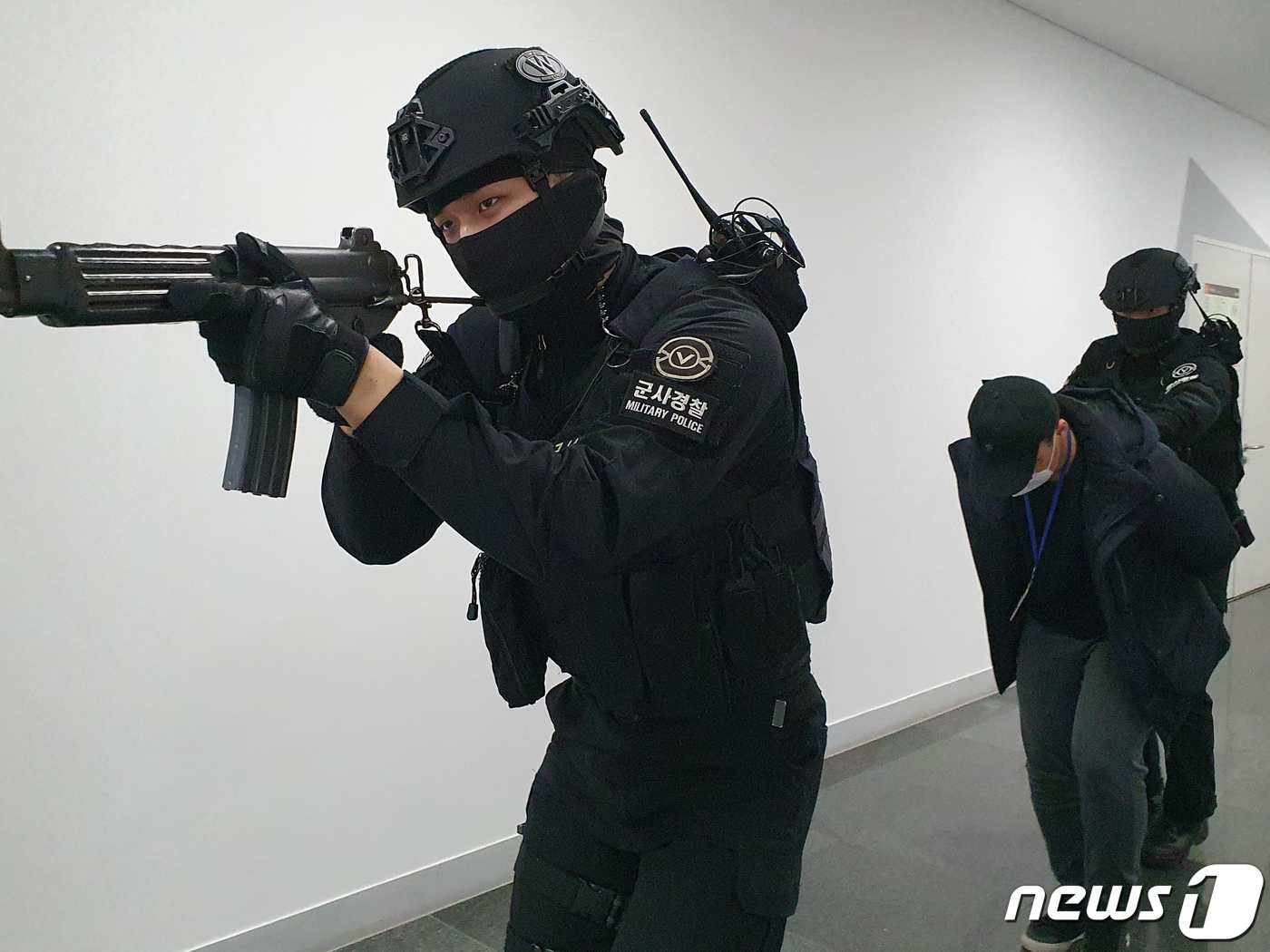 (안동=뉴스1) 최창호 기자 = 육군 50사단 군사경찰 특임대원들이 12일 경북 안동시에 있는 신종 코로나바이러스 감염증(코로나19)백신 생산시설에서 열린 백신 생산시설 합동 방호 …