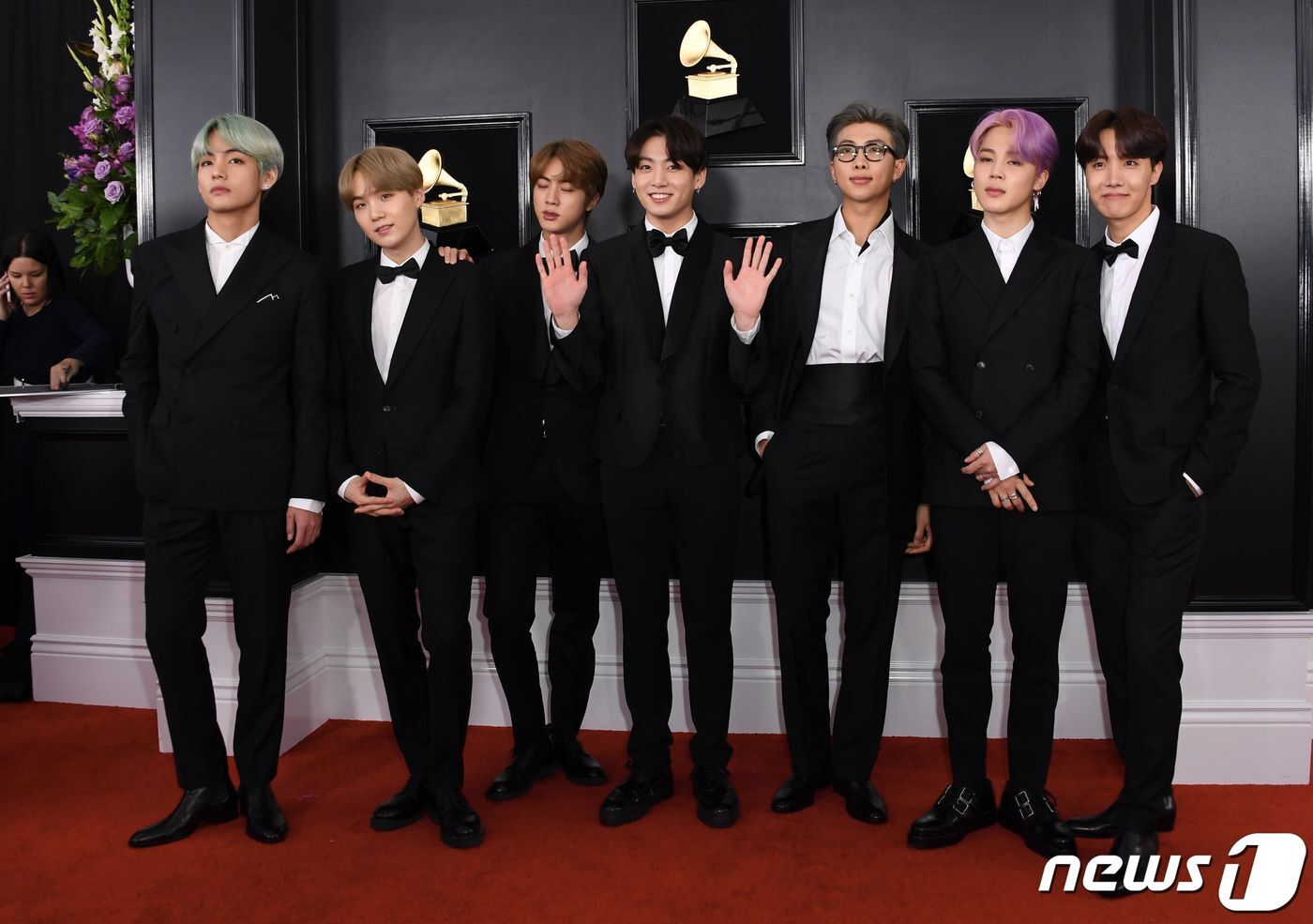본문 이미지 - 제61회 그래미 어워드에 참석한 방탄소년단 ⓒ AFP=뉴스1