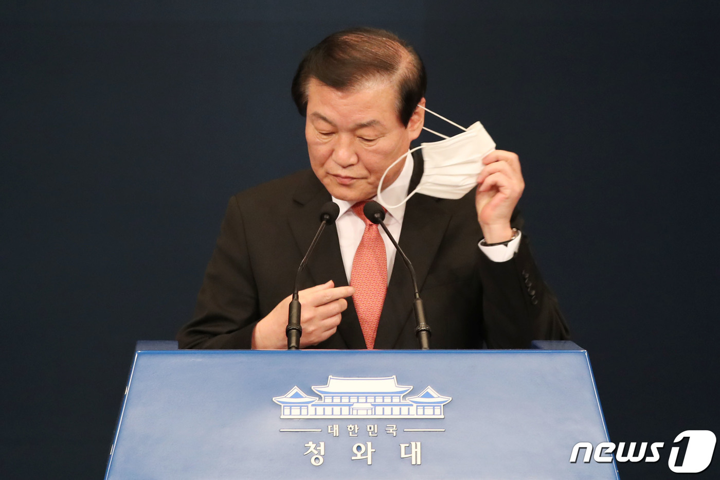 (서울=뉴스1) 이광호 기자 = 정만호 국민소통수석이 12일 오후 청와대 춘추관 브리핑실에서 가진 현안 관련 브리핑에 앞서 마스크를 벗고 있다. 강 수석은 브리핑에서 "변창흠 국토 …