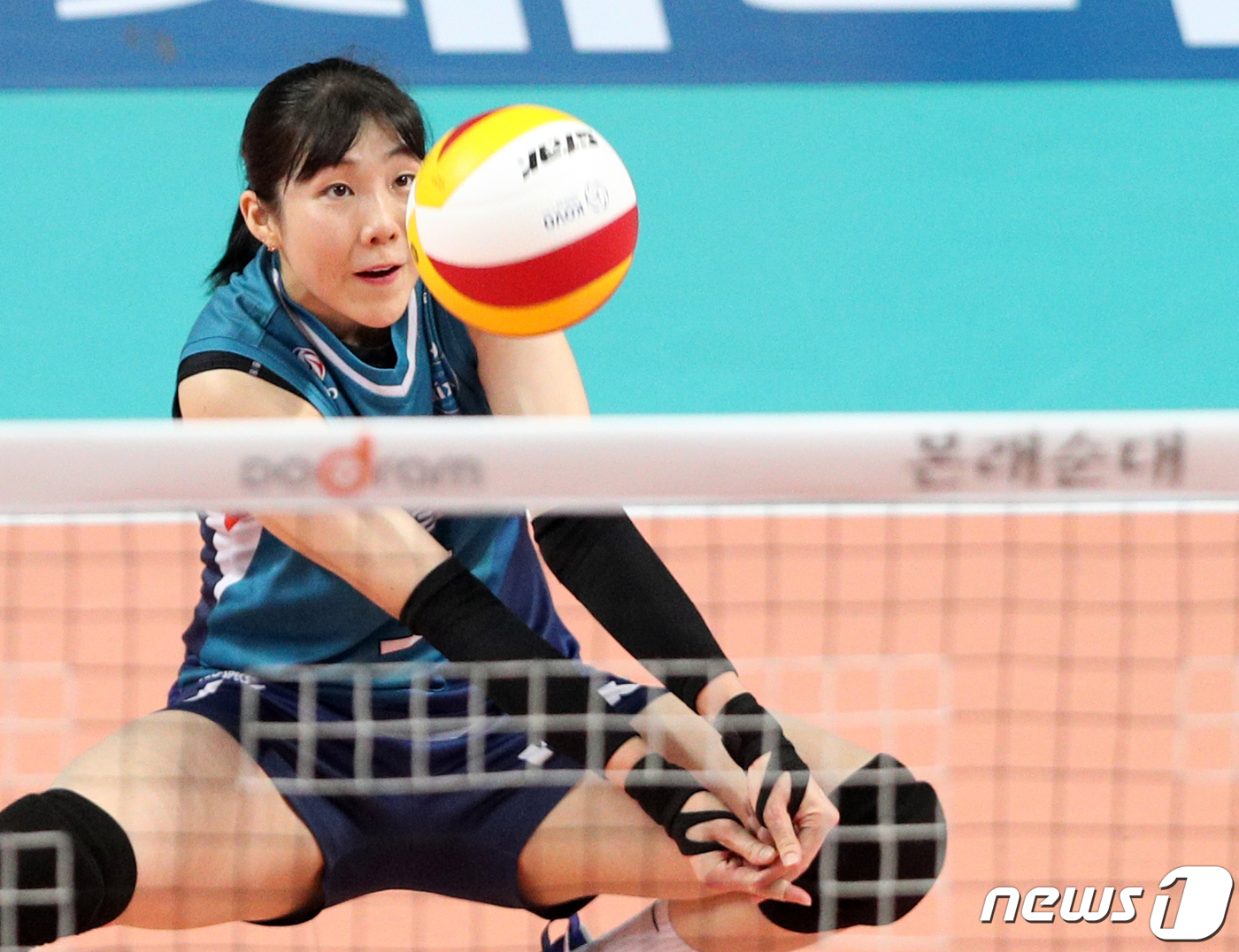 (서울=뉴스1) 황기선 기자 = 12일 서울 중구 장충체육관에서 열린 프로배구 '2020-21시즌 도드람 V리그' 여자부 6라운드 GS칼텍스와 IBK기업은행의 경기에서 GS 이소영 …