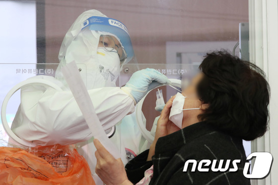On the 13th at 9pm, 400 people…  42 additional infections from Jinju bathhouses (2 steps in total)