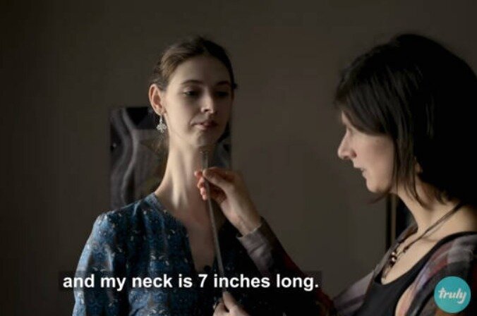 본문 이미지 -  류드밀라 티첸코바의 목길이를 재고 있는 모습 - 트루리 갈무리 