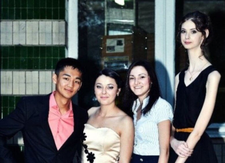 본문 이미지 - 친구들과 함께 사진을 찍은  류드밀라 - 트루리 갈무리  