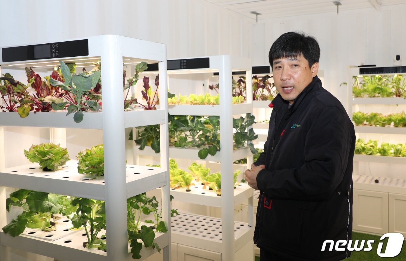 본문 이미지 - 스마트팜 전문기업 제이디테크의 김희찬 대표가 제주시 봉개동에 있는 식물공장을 설명하고 있다ⓒ 뉴스1