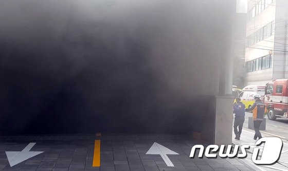 마포 호텔 화재, 밖으로 뿜어지는 매케한 연기