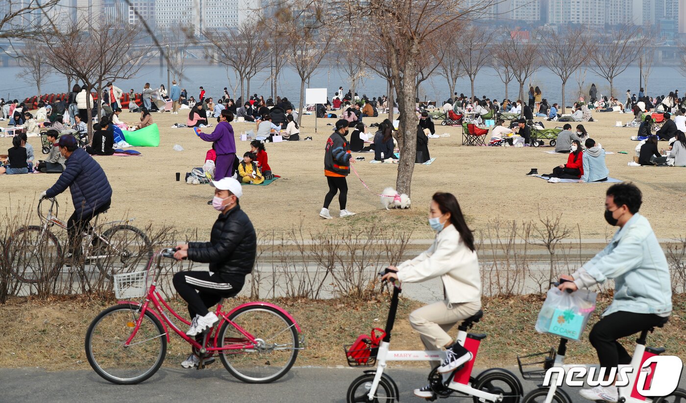 본문 이미지 - 서울 지역 낮 최고기온이 13도까지 올라 포근한 날씨를 보인 14일 오후 서울 영등포구 여의도 한강공원이 나들이를 나온 시민들로 북적이고 있다. 2021.3.14/뉴스1 ⓒ News1 민경석 기자