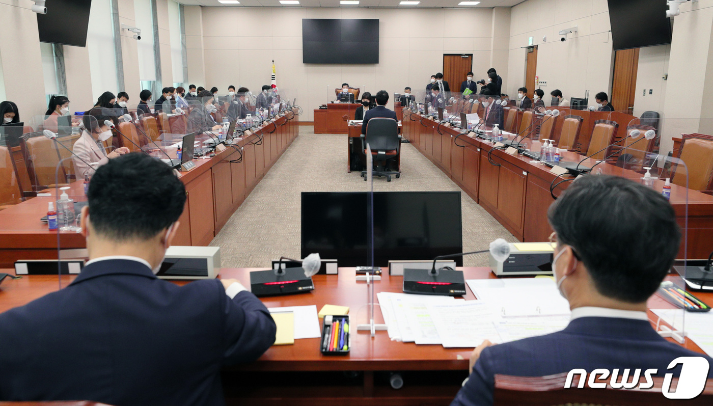 (서울=뉴스1) 신웅수 기자 = 김정호 소위원장이 15일 오전 서울 여의도 국회에서 열린 산업통상자원중소벤처기업위원회 예산결산소위원회에서 발언하고 있다. 2021.3.15/뉴스1