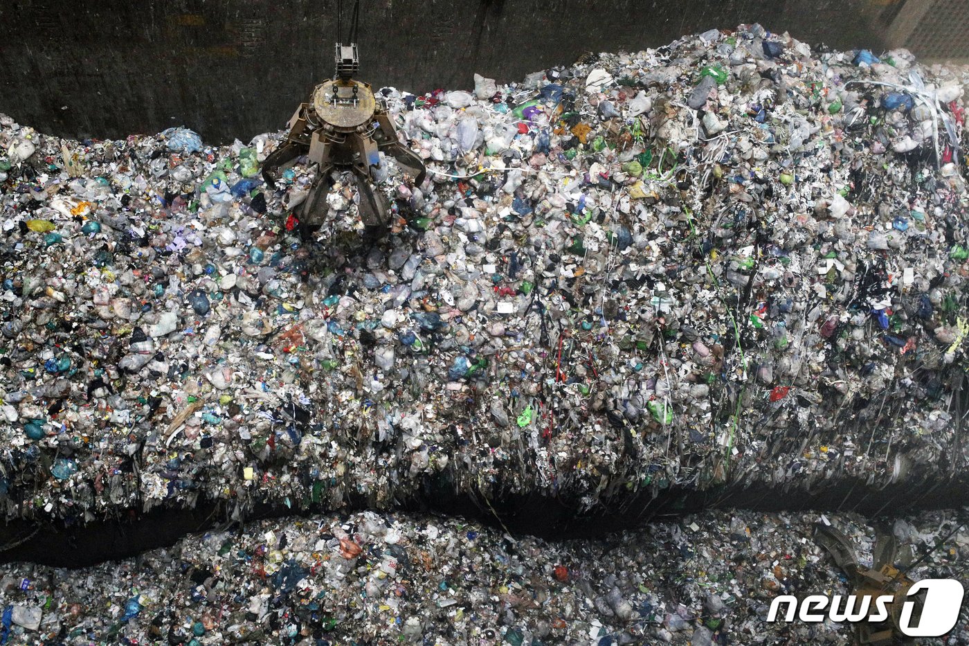 본문 이미지 - 서울 마포구 마포자원회수시설 쓰레기 크레인조정실에서 폐기물이 소각로로 옮겨지는 모습. &#40;뉴스1DB&#41; ⓒ News1 황기선 기자