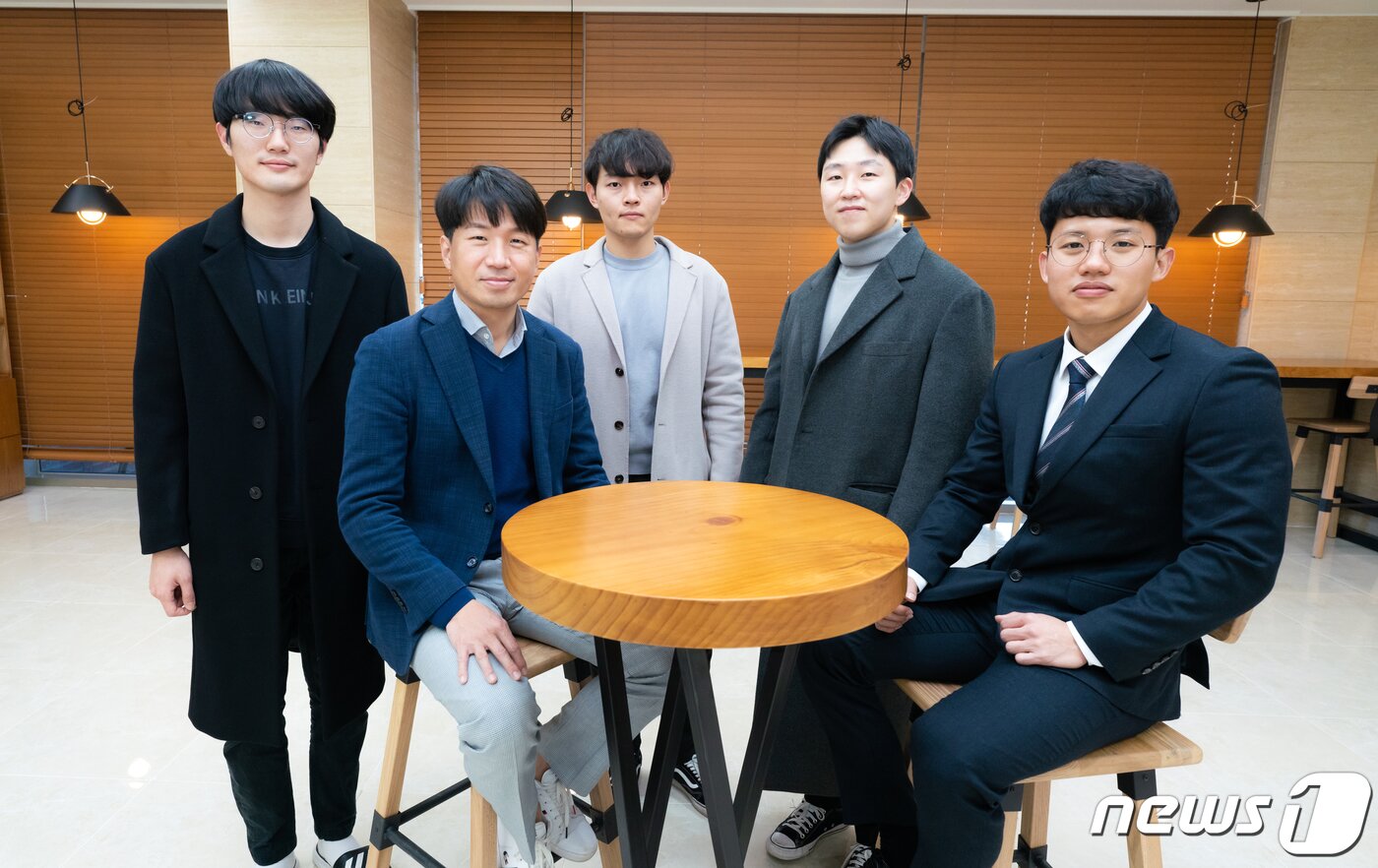 본문 이미지 - 지스트 연구자 단체 사진. 왼쪽부터 김민석, 송영민 교수, 이중훈, 강민형, 이길주 학생.(지스트 제공)2021.3.15/뉴스1 ⓒ News1 박준배 기자