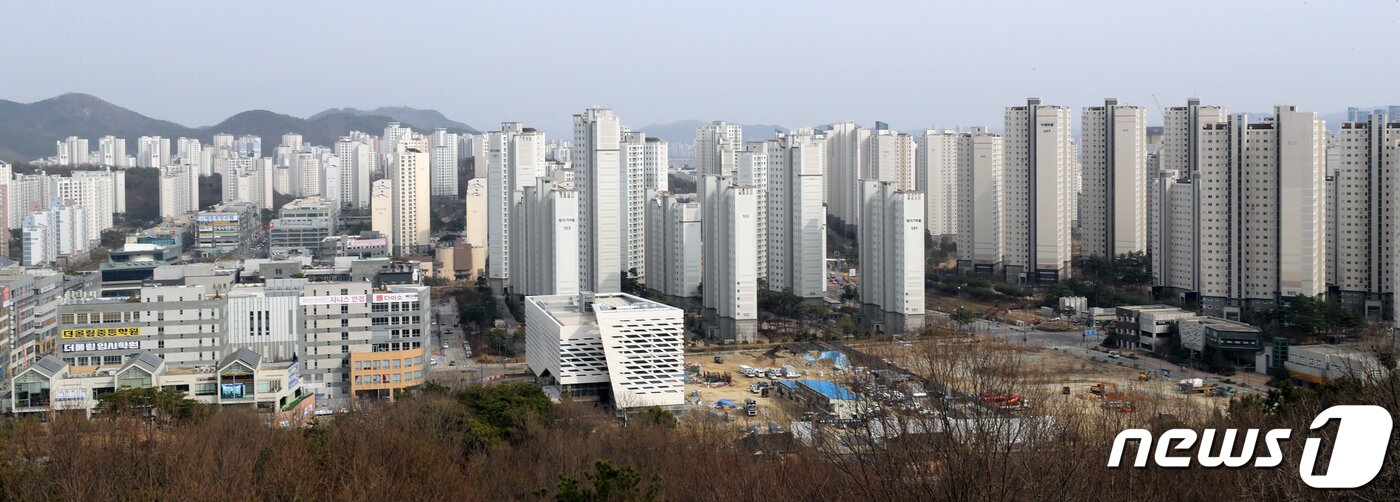 본문 이미지 - 지난 15일 정부가 발표한 2021년도 공동주택 공시가격안에 따르면 세종시의 공동주택 공시가격이 전년대비 70.68% 상승해 전국에서 가장 큰 폭으로 증가한 것으로 나타났다. 사진은 세종시 1생활권 아파트 모습. 2021.3.15/뉴스1 ⓒ News1 장수영 기자