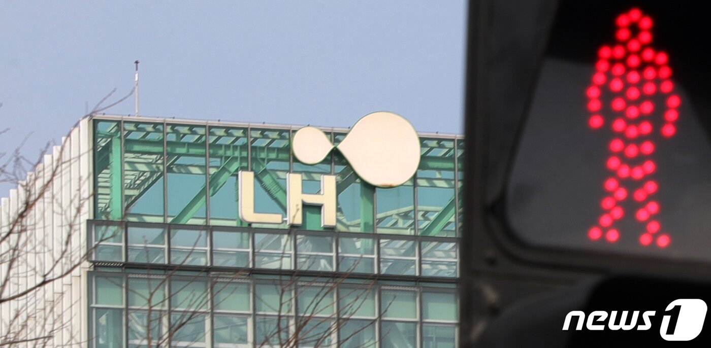 본문 이미지 - 전북 전주시 LH전북본부 인근 신호등에 빨간불이 켜져 있다. 뉴스1 ⓒ News1 유경석 기자