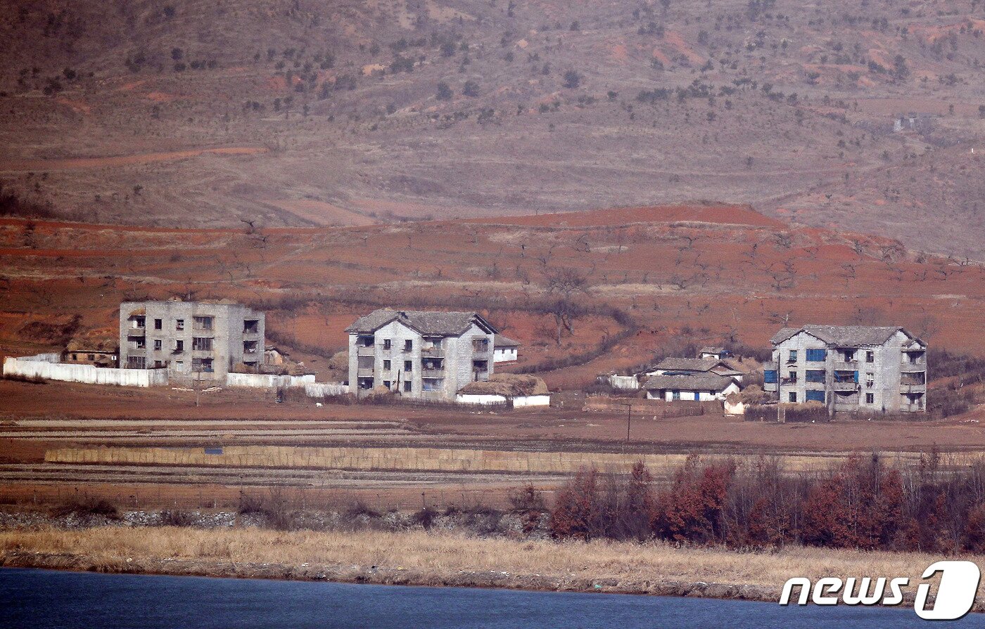 본문 이미지 - 16일 오전 경기도 파주시 오두산 통일전망대에서 바라본 북한 황해북도 개풍군 일대가 주민들의 움직임 없이 고요한 모습을 보이고 있다. 2021.3.16/뉴스1 ⓒ News1 박정호 기자