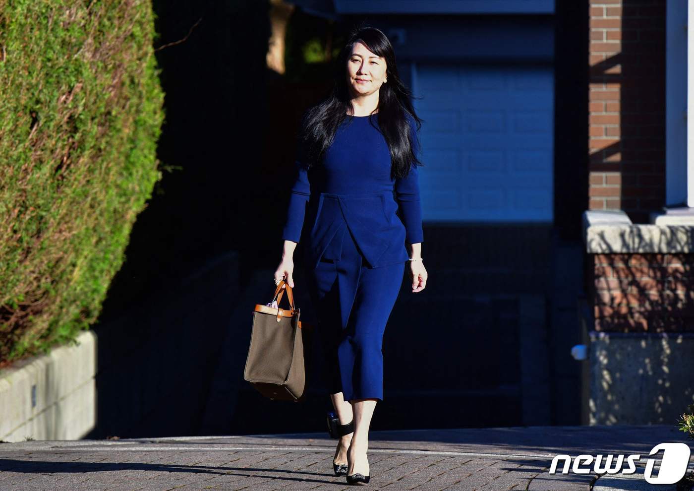 본문 이미지 - 멍완저우 중국 화웨이 부회장 겸 최고재무책임자가 15일(현지시간) 캐나다 밴쿠버에 있는 브리티시 컬럼비아주 대법원에서 열리는 공판에 참석하기 위해 자택을 나서고 있다. ⓒ AFP=뉴스1 ⓒ News1 우동명 기자