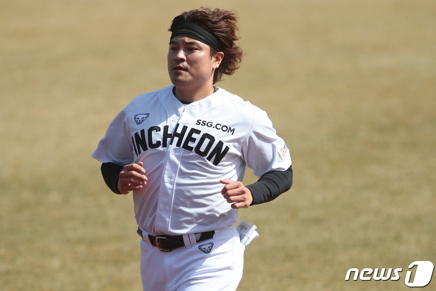 본문 이미지 - SSG 랜더스 추신수가 16일 오전 대구삼성라이온즈파크에서 열린 팀 훈련에 참가해 주루훈련을 하고 있다. 이날 오후 삼성과 SSG가 연습경기를 갖는다. 2021.3.16/뉴스1 ⓒ News1 공정식 기자