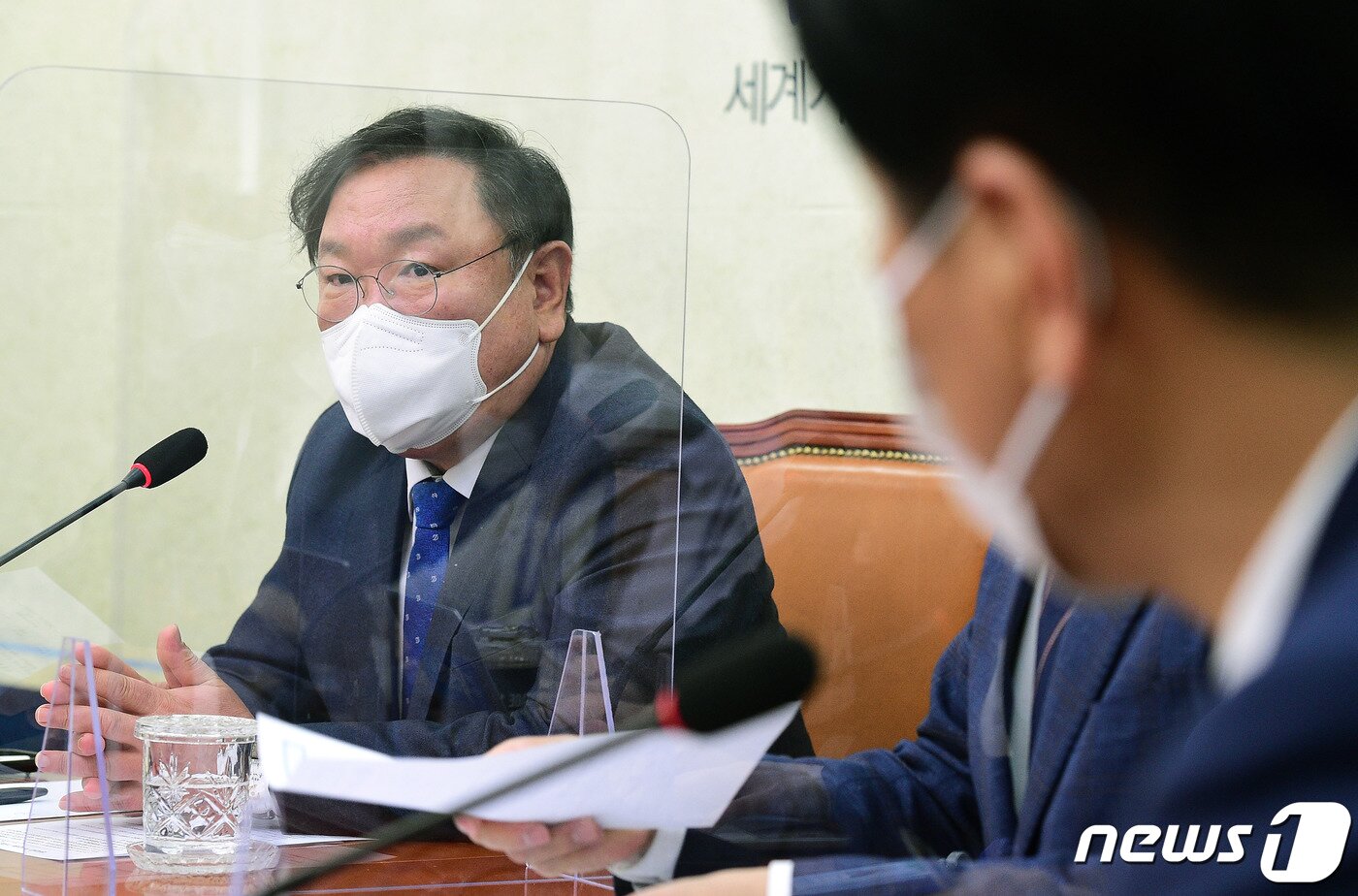 본문 이미지 - 김태년 더불어민주당 대표 직무대행이 16일 오후 서울 여의도 국회에서 기자간담회를 하고 있다. 김태년 직무대행은 국민의힘이 국회의원 전수조사와 한국토지주택공사(LH) 사건 특검 도입을 수용한 것과 관련해 "민주당의 제안에 늦게나마 현명한 결정을 해줘서 다행스럽다＂고 밝혔다. 2021.3.16/뉴스1 ⓒ News1 신웅수 기자
